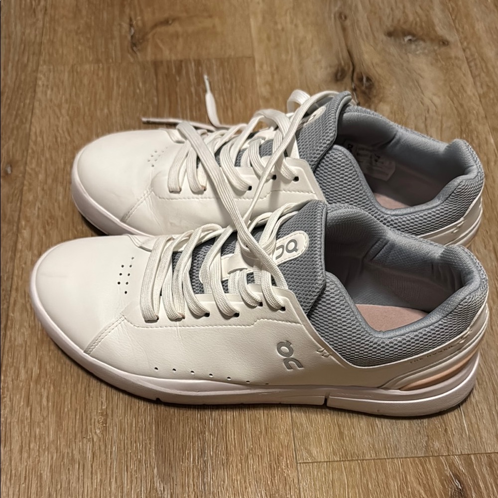Women’s ON THE ROGER Advantage Tennis Sneaker